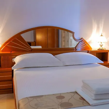Lejla 4*